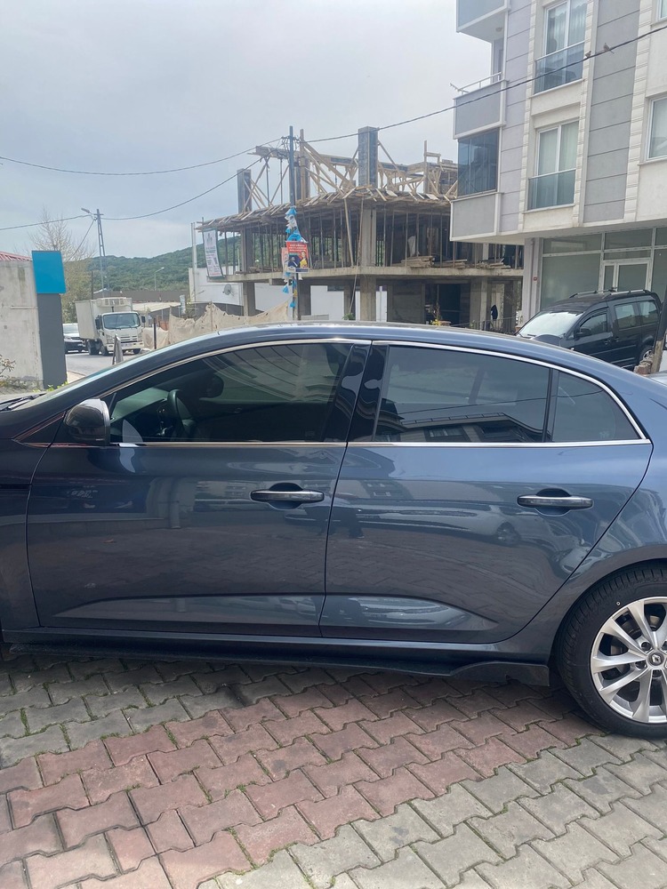 MEGANE SEDAN CAM SADECE ÜST ÇITASI 6 PARÇA A+KALİTE PASLANMAZ ÇELİK