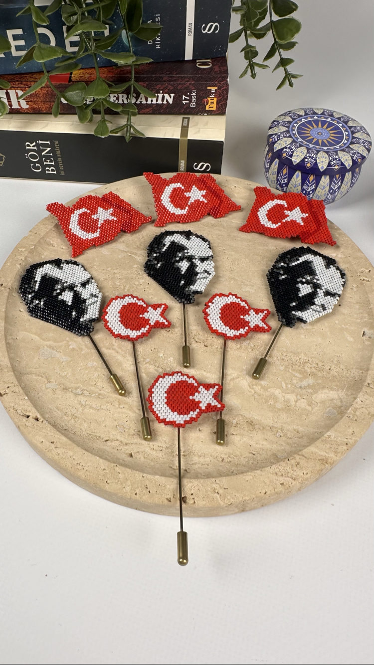 Dalgalanan Türk Bayrağı Broş