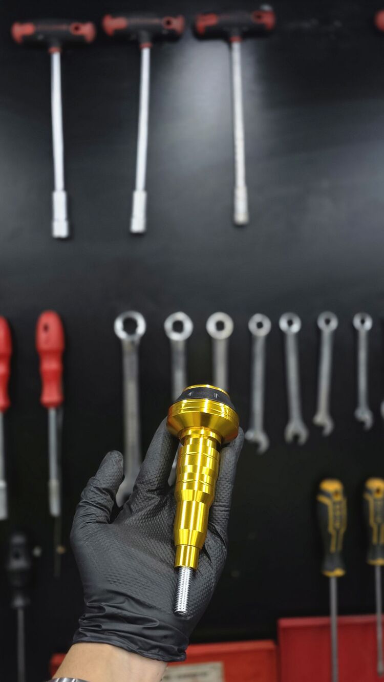 Gold Egzoz Tekli Takoz Universal