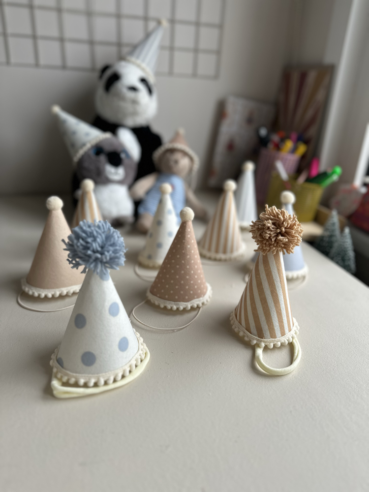 Peluş Kukuleta Parti Şapkası