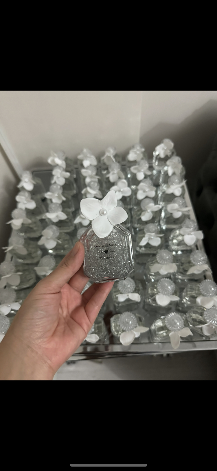 Beyaz çiçekli kolonya 