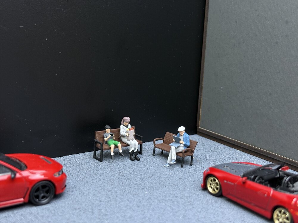 1/64 Bankta Oturan Günlük Figür - Standlı