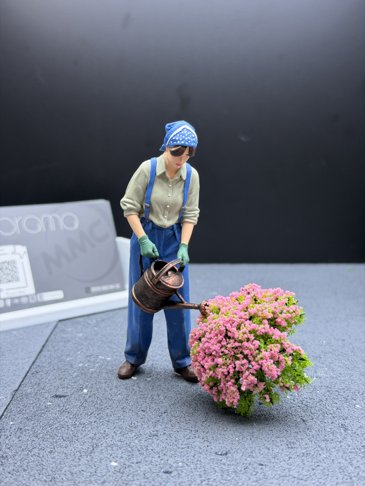 1/18 Ağaç Sulayan Kadın Figürü