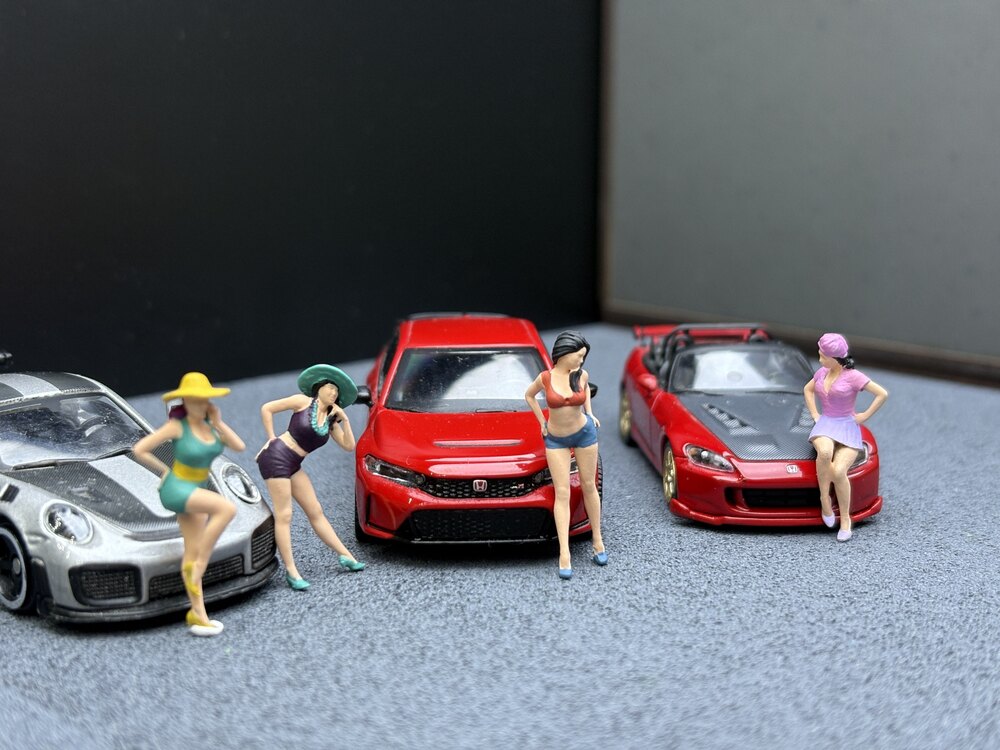 1/64 4’lü Kadın Figürü - Standlı