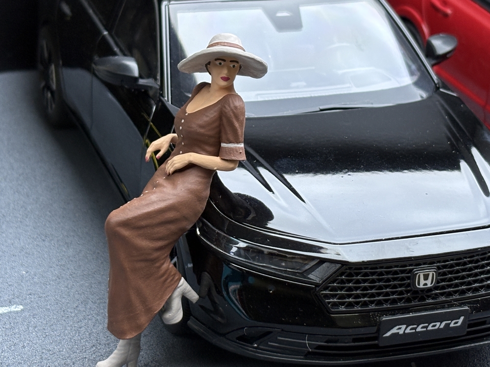 1/18 Araca Yaslanan Kadın Figürü