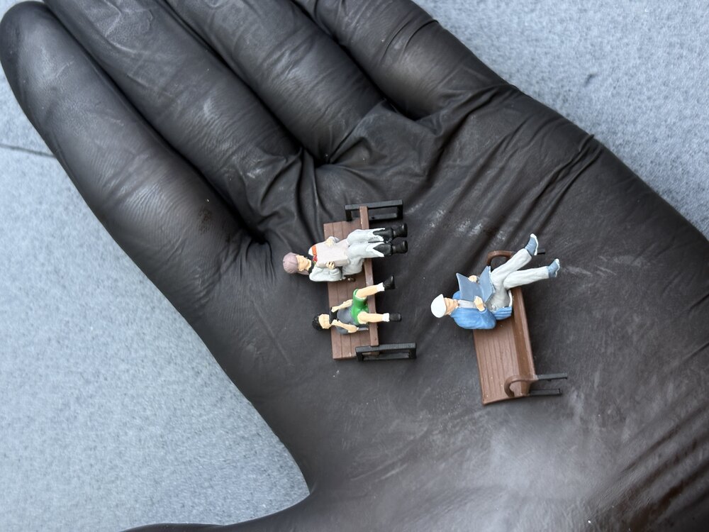 1/64 Bankta Oturan Günlük Figür - Standlı