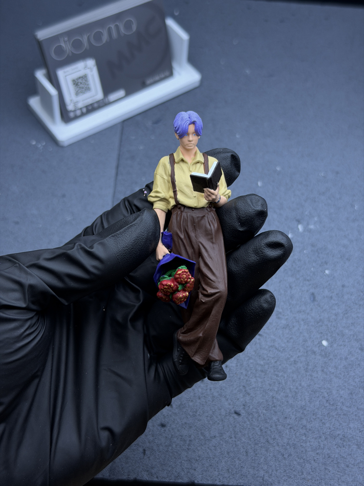 1/18 Elinde Çiçek Tutan Erkek Figürü