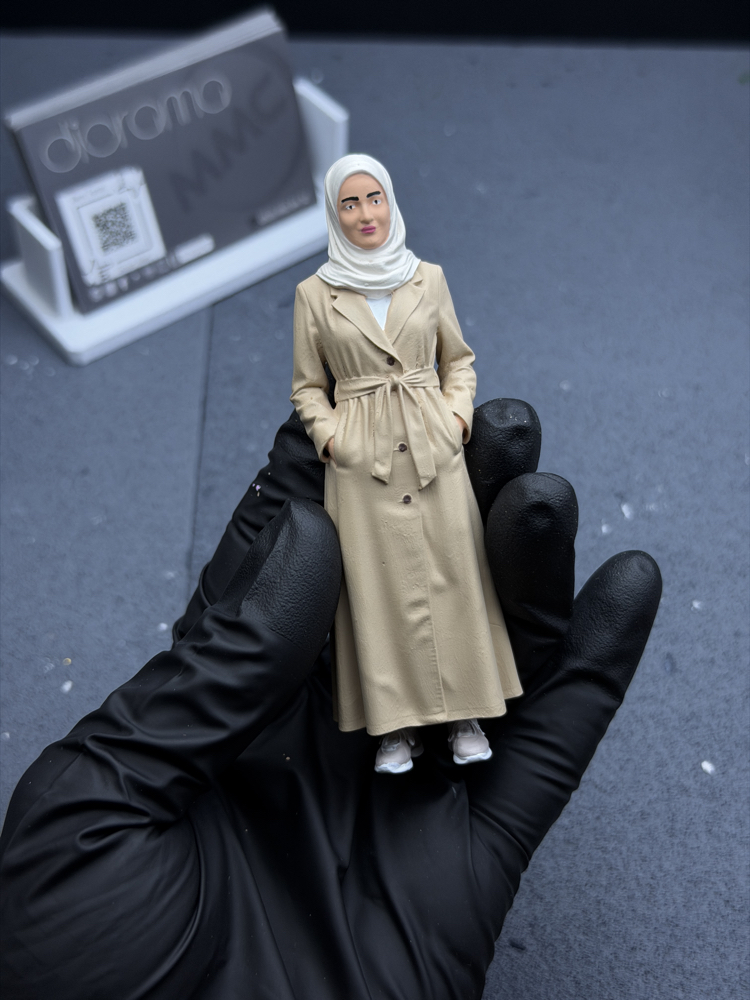 1/18 Tesettürlü Kadın Figürü