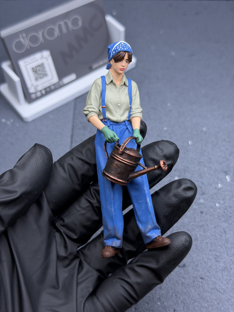 1/18 Ağaç Sulayan Kadın Figürü