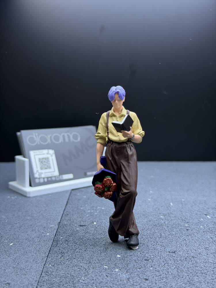1/18 Elinde Çiçek Tutan Erkek Figürü