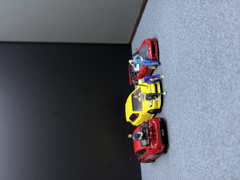 1/64 Araca Yaslanan Figür Seti