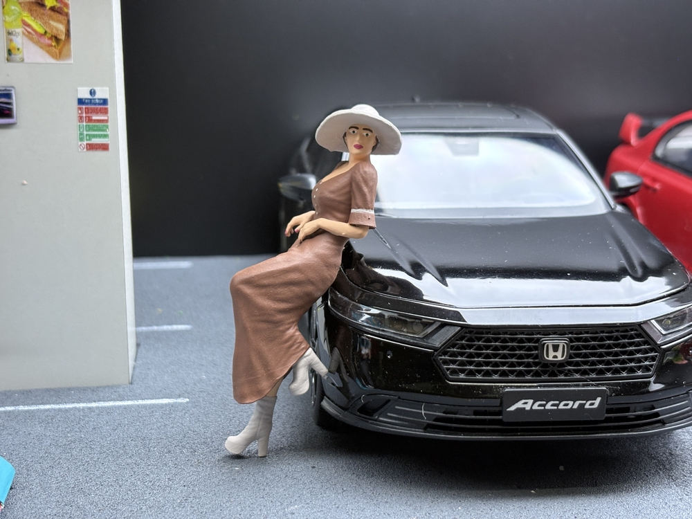 1/18 Araca Yaslanan Kadın Figürü