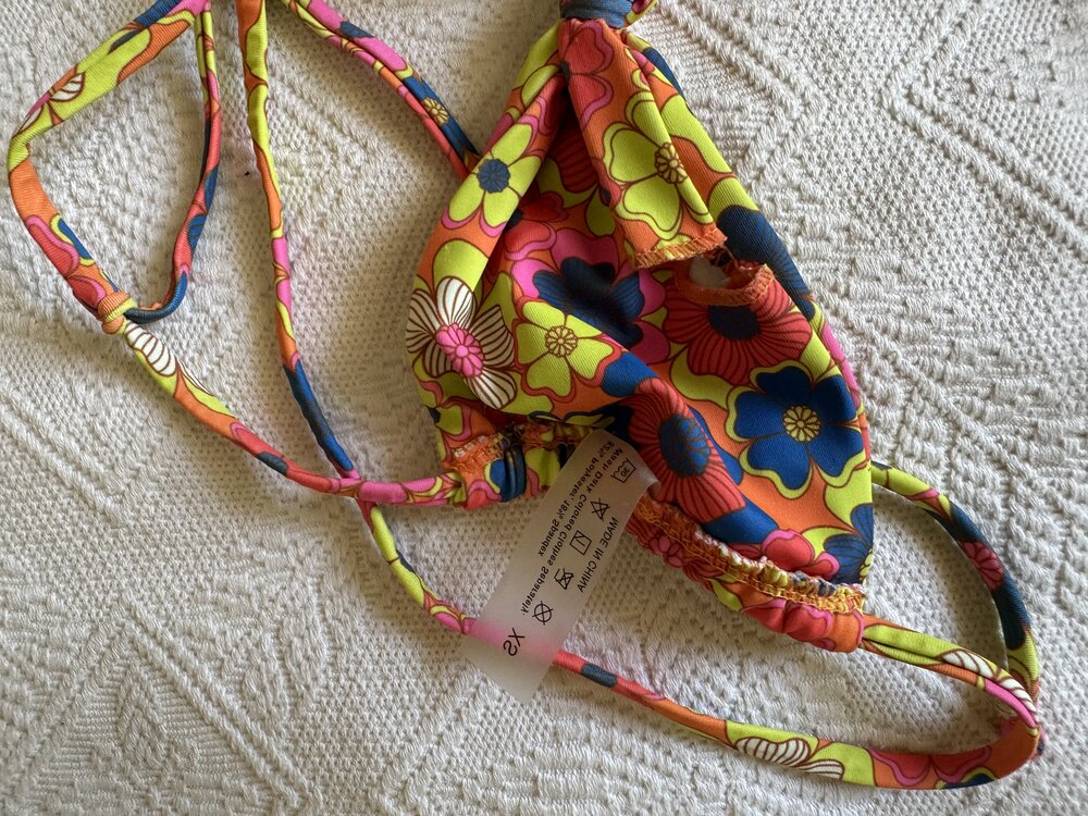 Çiçek desenli bikini takımı