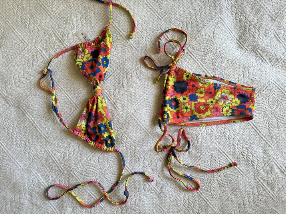 Çiçek desenli bikini takımı