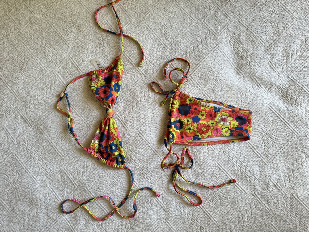 Çiçek desenli bikini takımı