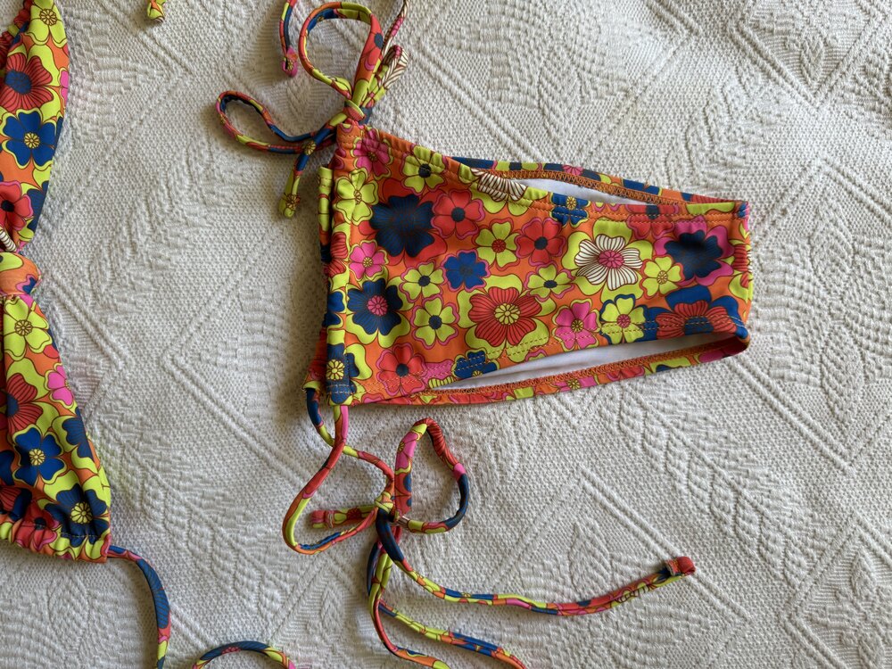 Çiçek desenli bikini takımı