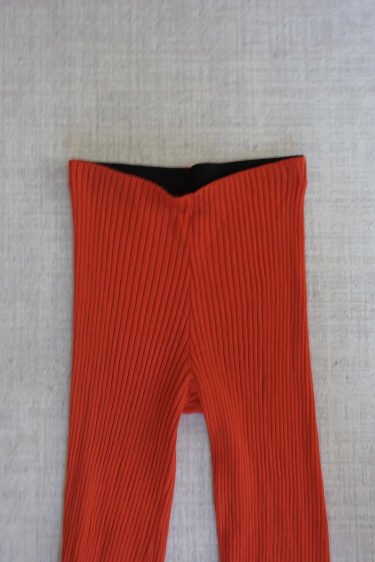 Kırmızı esnek pantolon
