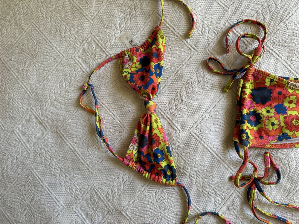 Çiçek desenli bikini takımı