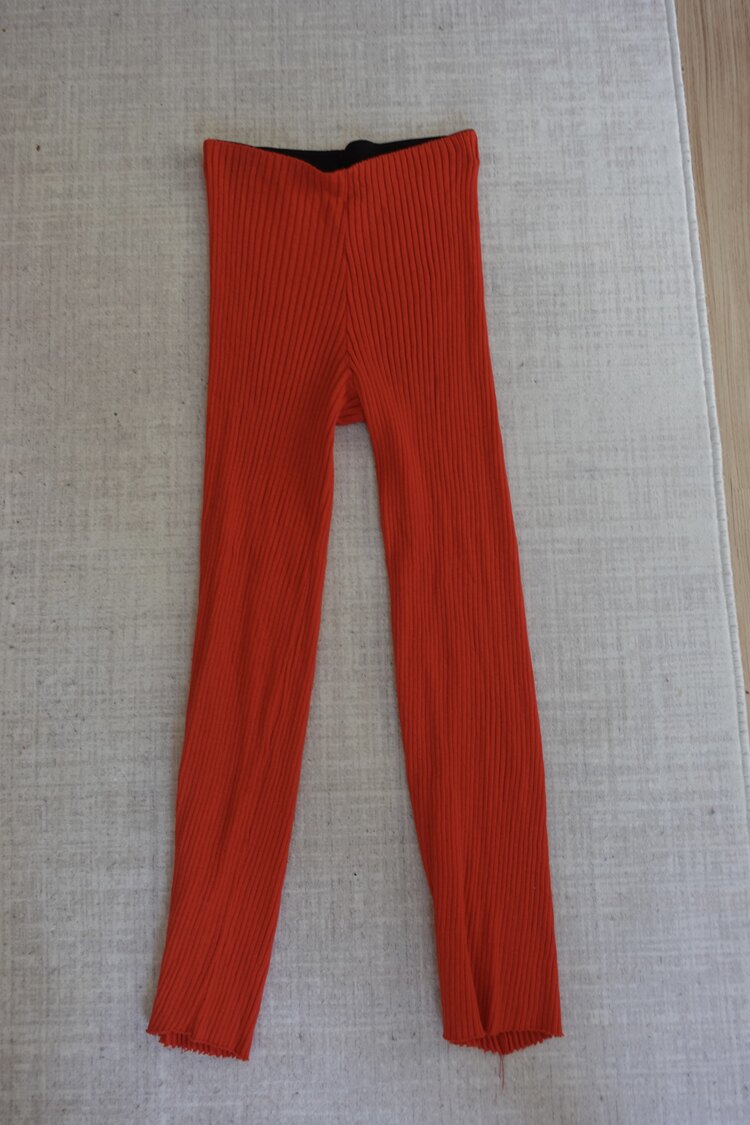 Kırmızı esnek pantolon