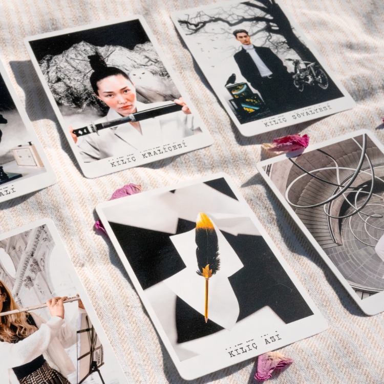 Yeni Dünyalara Kapı Tarotu