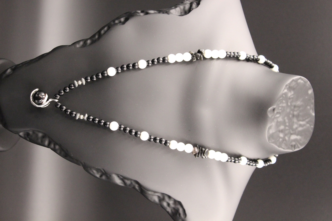 Handmade Black and White Agate Necklace – Natural Stone, Elegant Design
