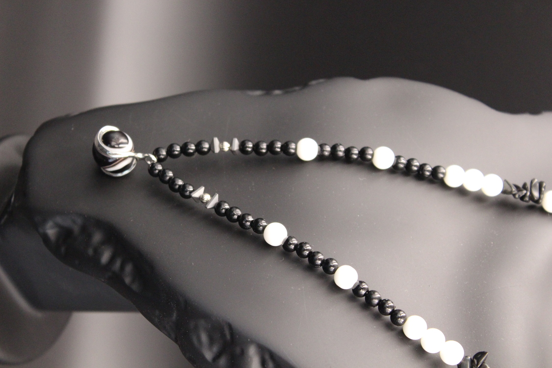 Handmade Black and White Agate Necklace – Natural Stone, Elegant Design