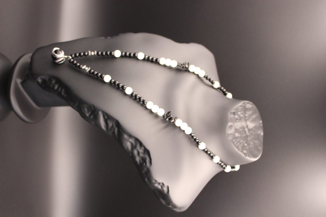 Handmade Black and White Agate Necklace – Natural Stone, Elegant Design