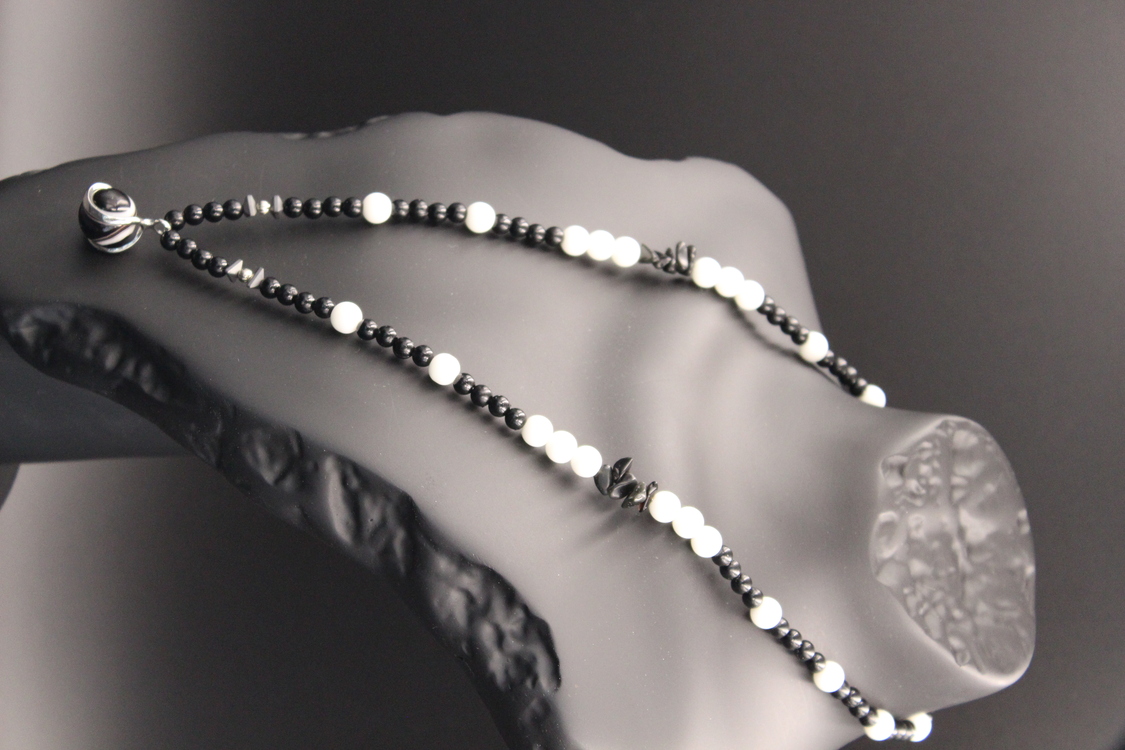 Handmade Black and White Agate Necklace – Natural Stone, Elegant Design