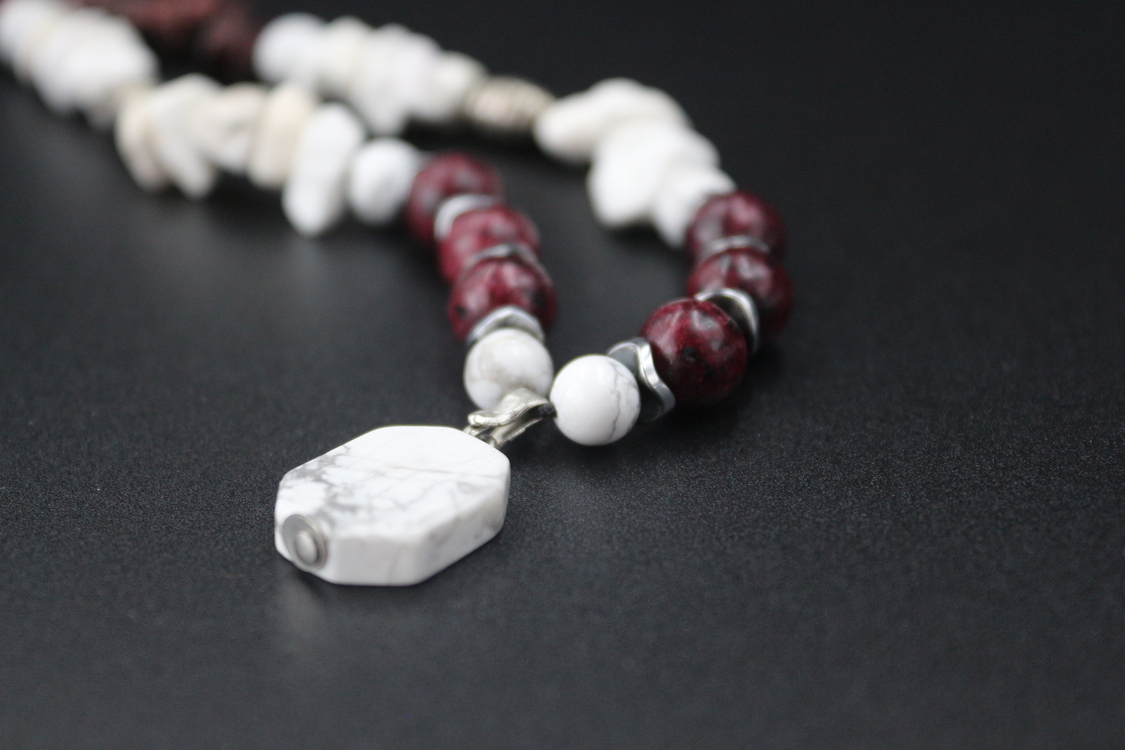Necklace with a pendant made of natural howlite and agate stone: Crystal Mystery