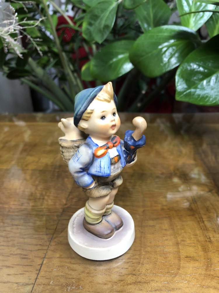 Goebel Hummel Figür Sepetinde Domuzcuğuyla 