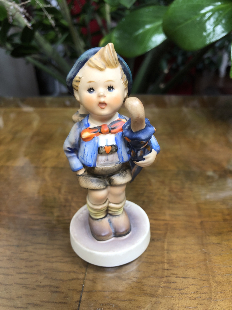 Goebel Hummel Figür Sepetinde Domuzcuğuyla 