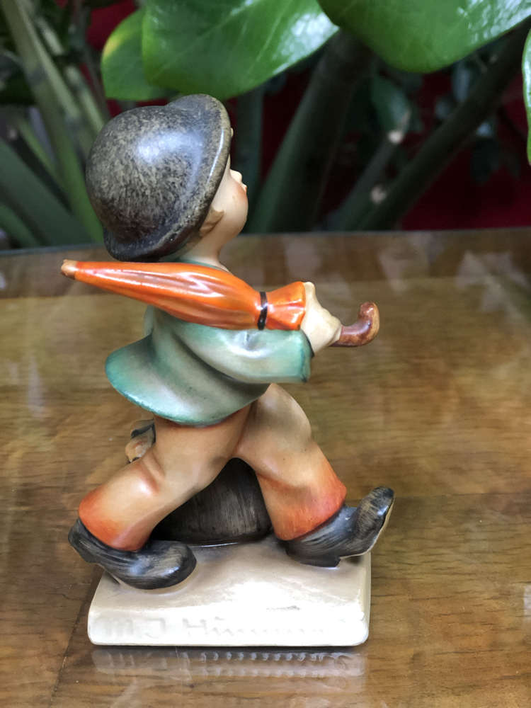 Goebel Hummel Figür Elinde Şemsiye Ve Çantasıyla