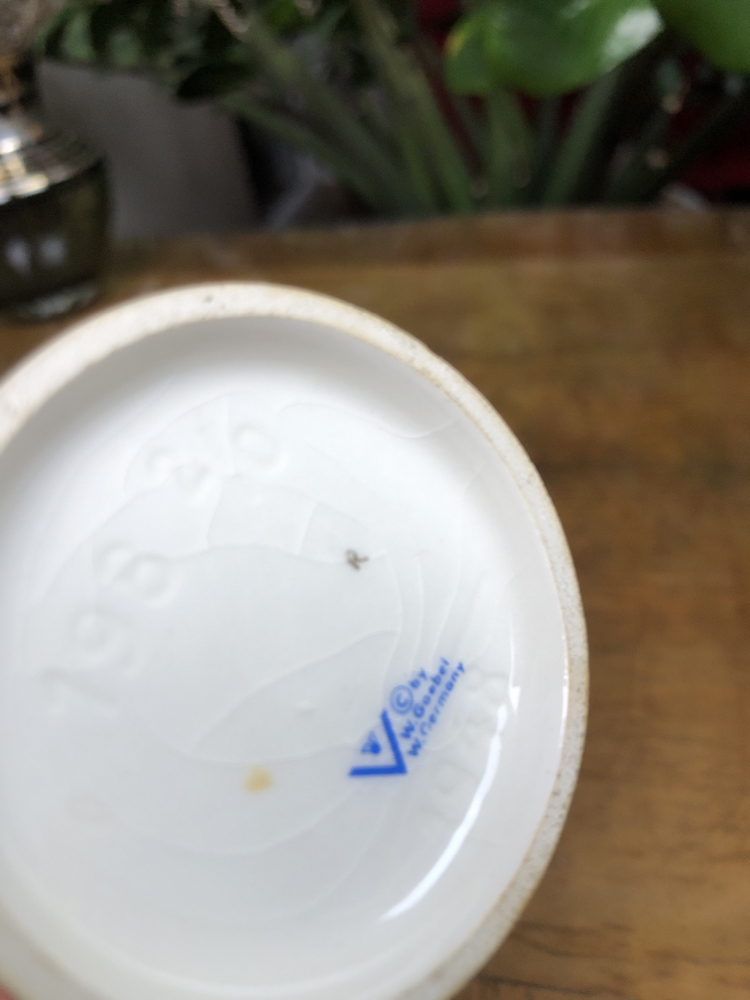 Goebel Hummel Figür Sepetinde Domuzcuğuyla 