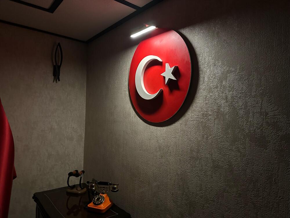  Işıkla Gelen Gurur - Şarjlı LED Türk Bayrağı Tablosu