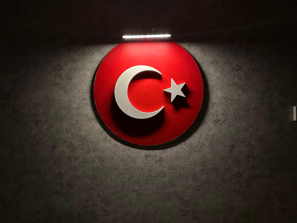  Işıkla Gelen Gurur - Şarjlı LED Türk Bayrağı Tablosu
