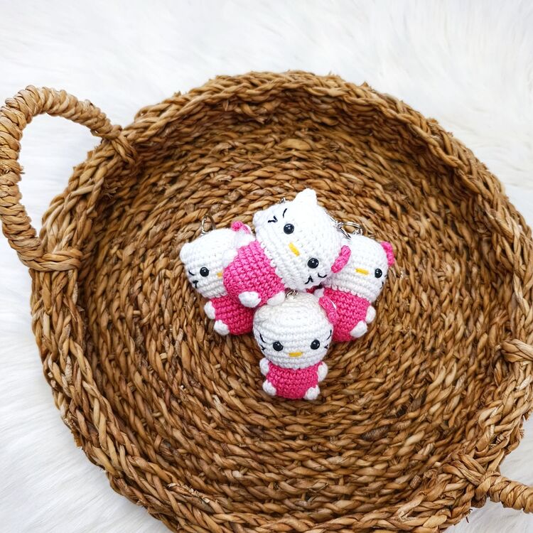 AMİGURUMİ ÖRGÜ HELLO KITTY ANAHTARLIK ÇANTA SÜSÜ
