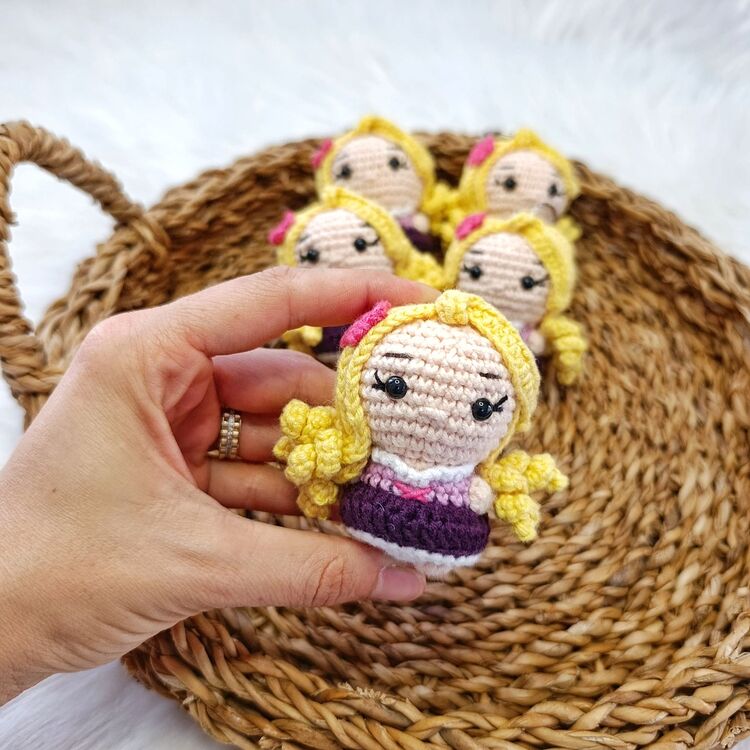 AMİGURUMİ ÖRGÜ RAPUNZEL ANAHTARLIK ÇANTA SÜSÜ