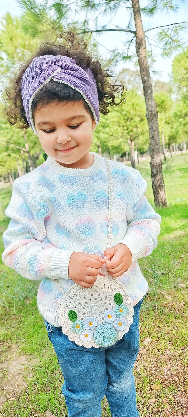 Örgü Çi̇çekli̇ Kiz Çocuk Çantasi
