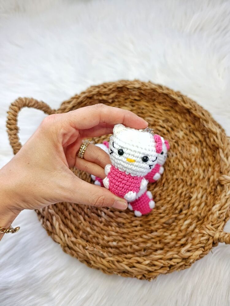 AMİGURUMİ ÖRGÜ HELLO KITTY ANAHTARLIK ÇANTA SÜSÜ