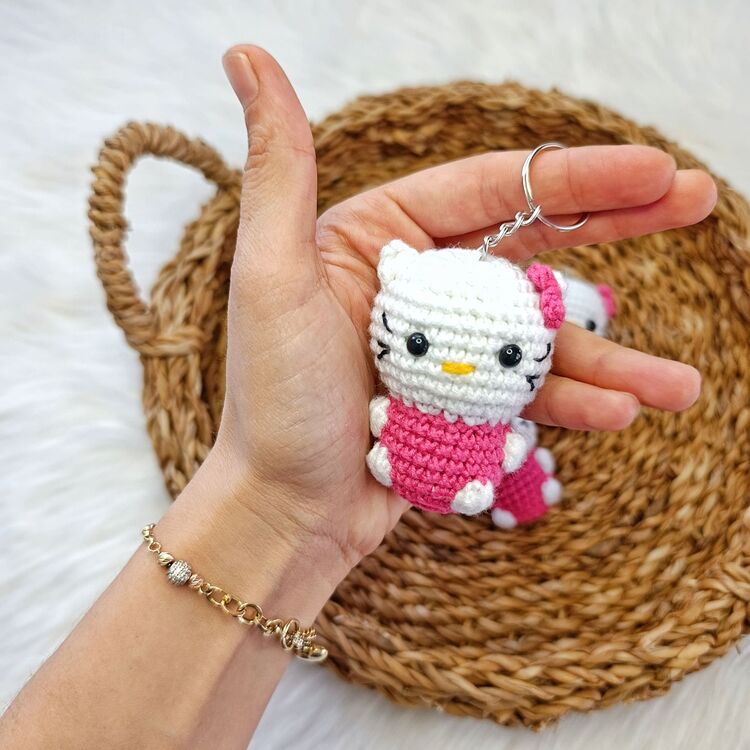 AMİGURUMİ ÖRGÜ HELLO KITTY ANAHTARLIK ÇANTA SÜSÜ