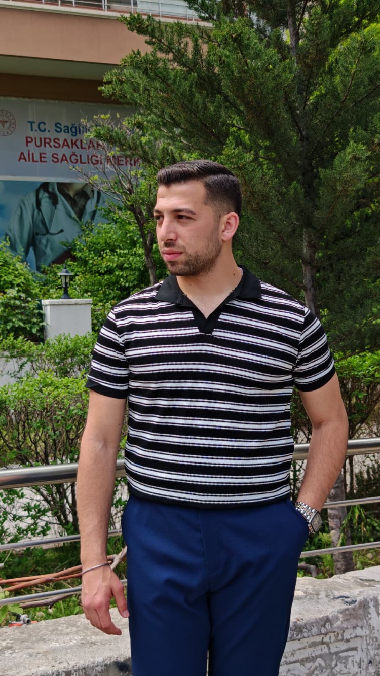 Premium Siyah Çizgili V Yaka Tişört