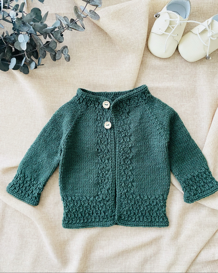 Cove Koleksiyonu Yeşil El Örgüsü Bebek Hırkası – Doğal ve Zamansız Tasarım