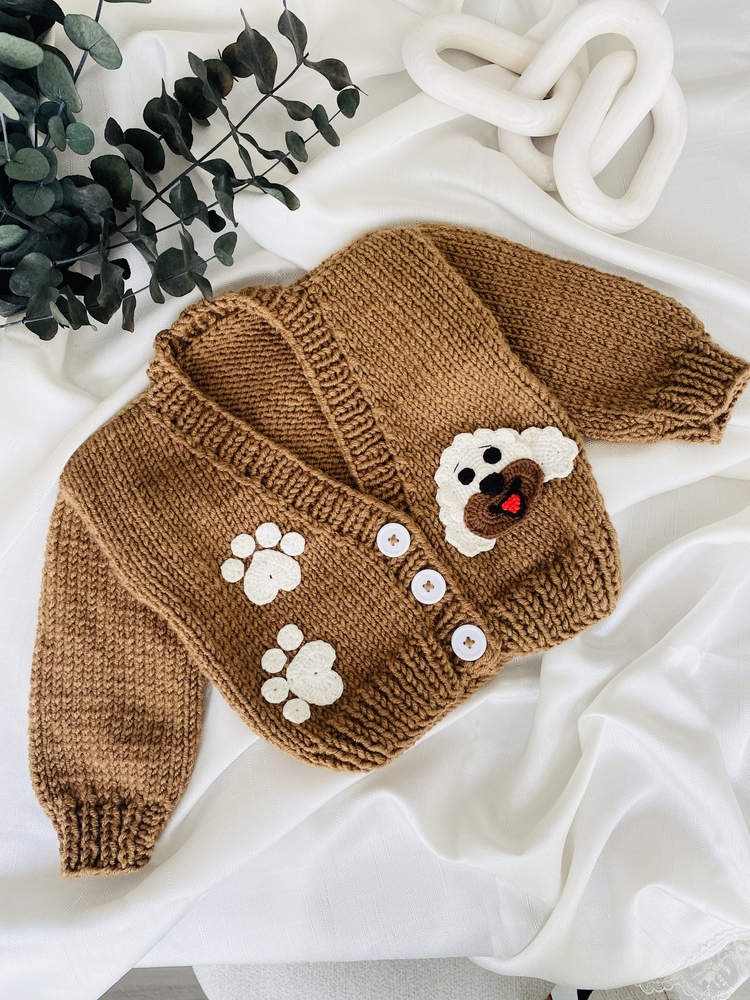 Köpek Figürlü El Örgüsü Bebek Hırkası – Puppy Desenli