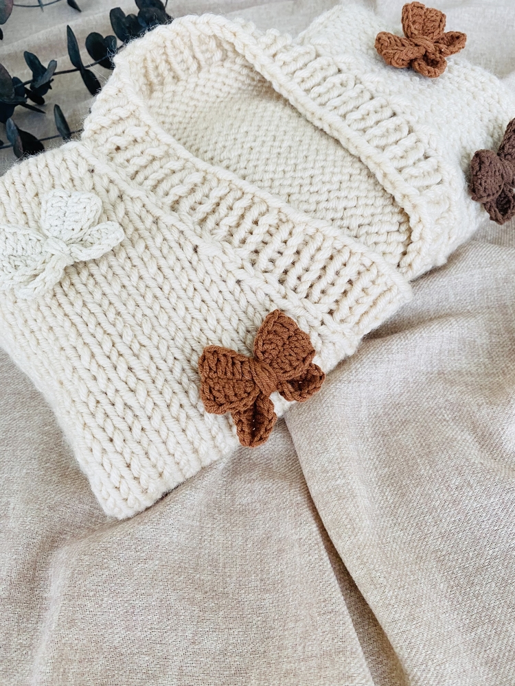 Kahve Fiyonklu El Örgüsü Bebek Hırkası – Yumuşak Dokulu Premium Tasarım