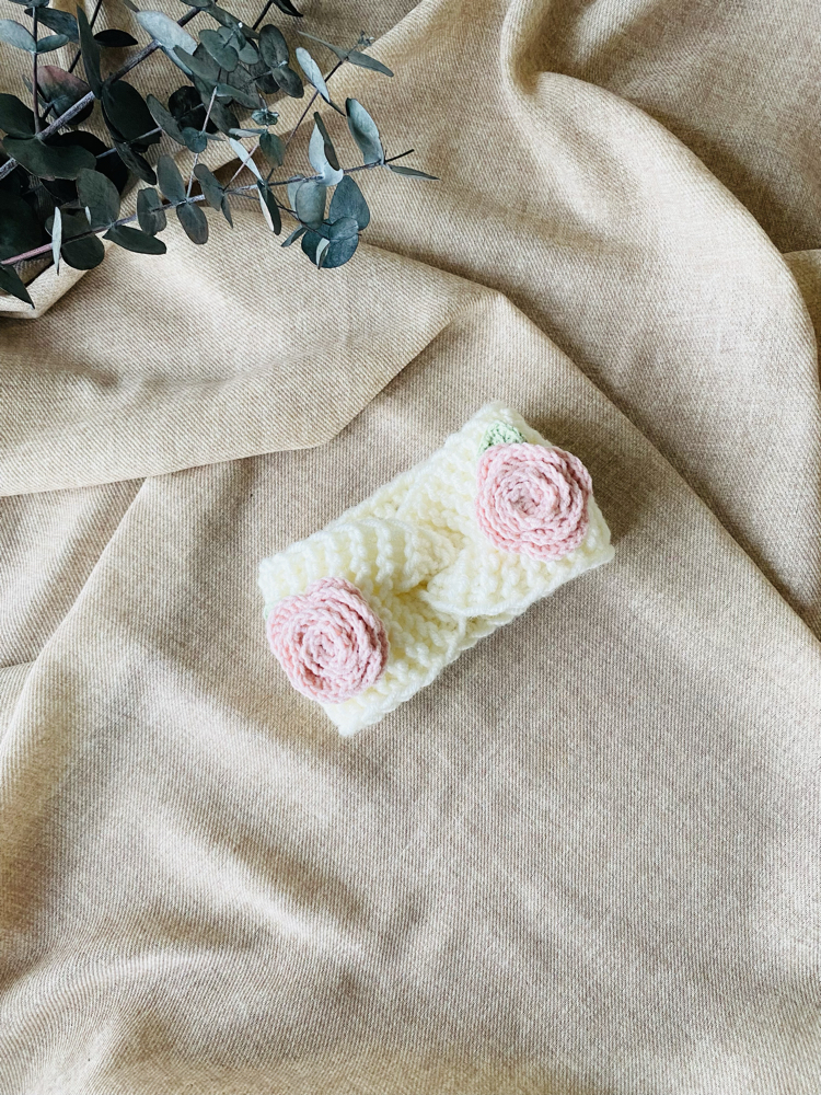 Pembe Güllü El Örgüsü Kız Bebek Seti – Hırka, Etek ve Bandana