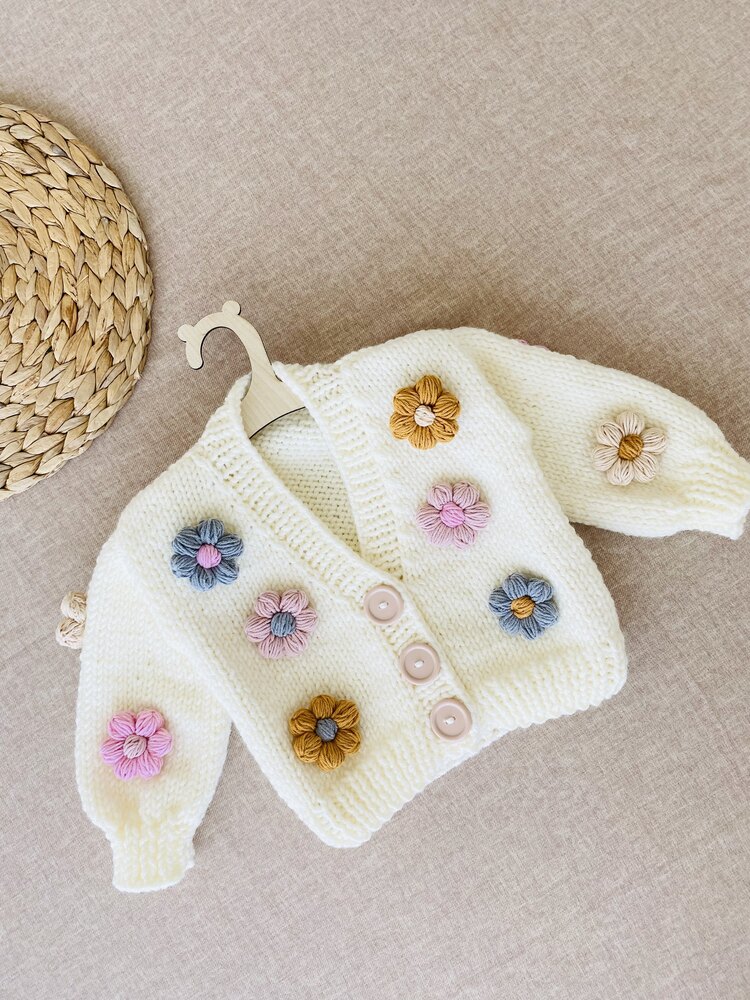 Pastel Tonlu Çiçek Detaylı El Örgüsü Bebek Hırkası
