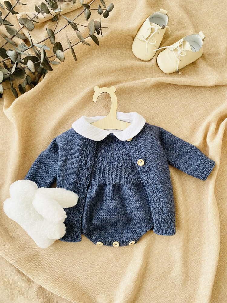 Cove Koleksiyonu Denim Mavisi El Örgüsü Bebek Takımı – Hırka ve Salopet Set