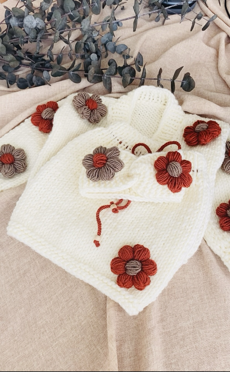 Çiçek Aplikeli El Örgüsü Bebek Seti – Hırka Etek Bandana