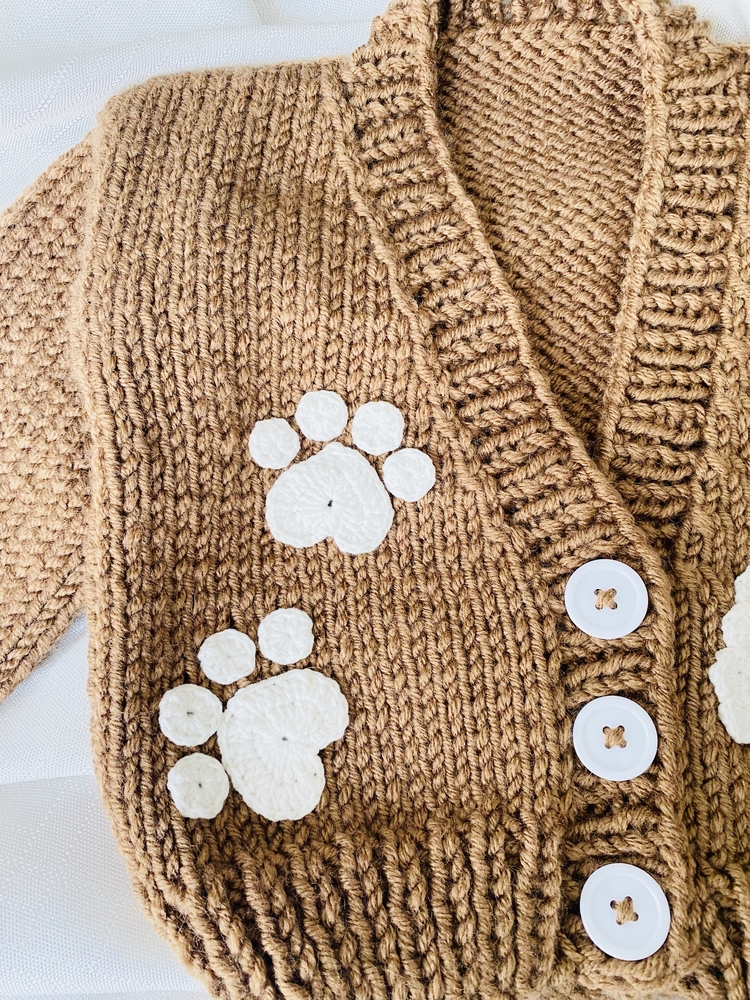 Köpek Figürlü El Örgüsü Bebek Hırkası – Puppy Desenli