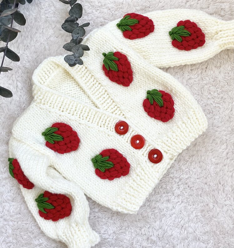 Çilek Bahçesi Temalı El Örgüsü Bebek Hırkası
